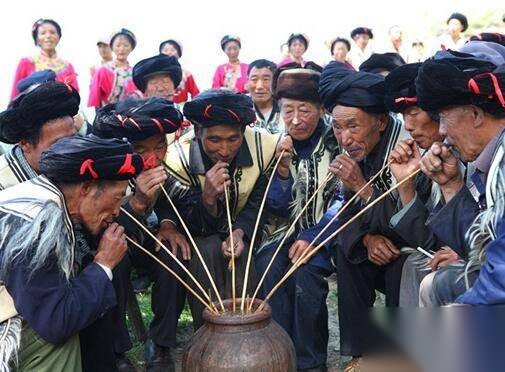 土家族酒文化 独特的土家族饮酒习俗咂酒历史图片