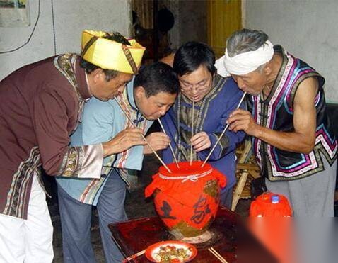 土家族酒文化 独特的土家族饮酒习俗咂酒历史图片
