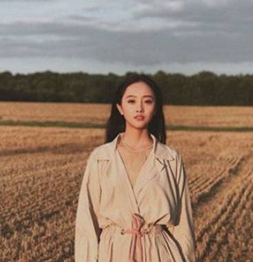 《强风吹拂》历史图片