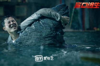 《鲨口逃生》历史图片