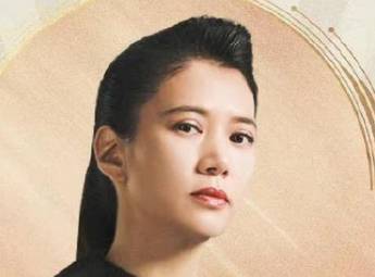 《盛装》历史图片