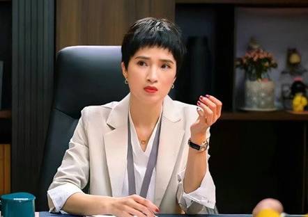 《盛装》历史图片