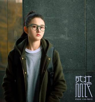 《盛装》历史图片