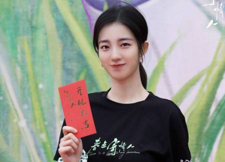 《春色寄情人》历史图片