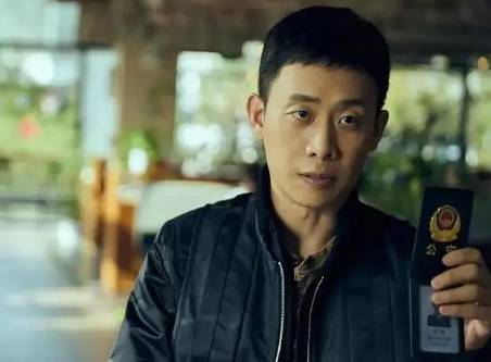 《他是谁》历史图片