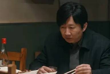 《他是谁》历史图片