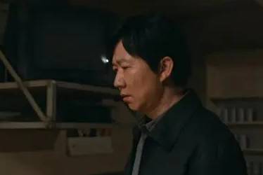 《他是谁》历史图片