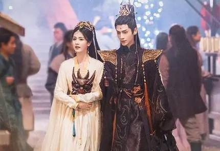 《长月烬明》历史图片