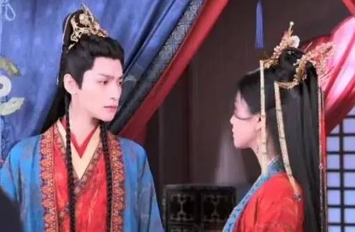 《长月烬明》历史图片
