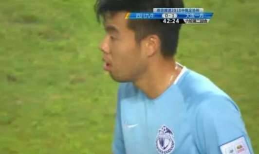 球员疑戴项链比赛是怎么回事？球员从什么时候禁止佩戴饰物的？历史图片