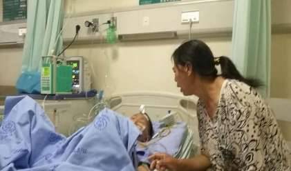 男孩肾被摔成两半是怎么回事?6岁男童高处坠落右肾摔成“两半”险切除历史图片