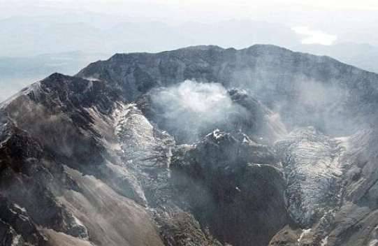 赤道火山口历史图片
