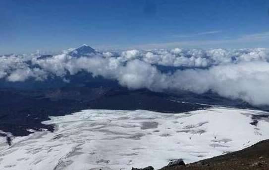 赤道火山口历史图片