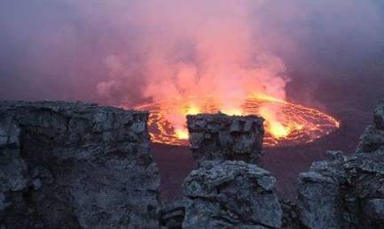 尼拉贡戈火山历史图片