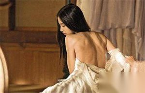 刘备的另一面 常叫夫人脱光衣服比玉人！