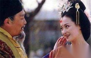 花心侯王霸占儿媳设计谋害亲子 最终一命归天