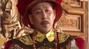 此人一生安分守己，却让清朝三位皇帝头疼几十年，最后未能善终