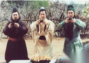 刘备和曹操的逆袭相比，谁的优势大？为什么？