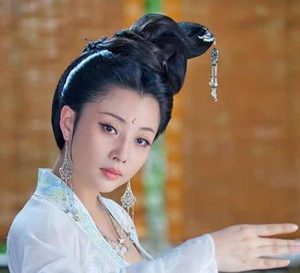 赵匡胤亲自给妃子戴花后，为什么又马上抽出了佩刀？