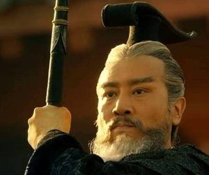 刺杀董卓的两个人除了曹操还有谁 那个人到底叫什么名字