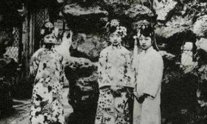溥仪为什仫会被休？还烧死了一位妻子的女儿