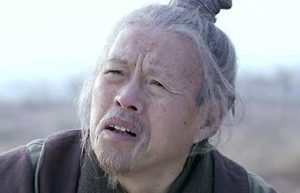 刘邦称帝后，刘太公见到他为什么要手握扫帚，还倒退着走？