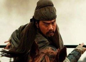 关羽为什么会觉得他能斩杀华雄？他哪里来的把握