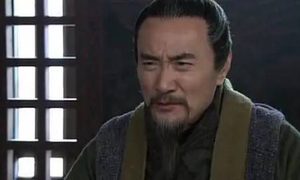 他是蜀汉朝廷的重要人物，为何叫人殴打妻子？