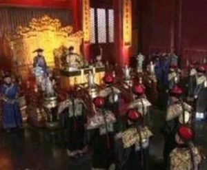 清朝是什么时候开始由盛转衰的 清朝衰落又是哪位皇帝造成的
