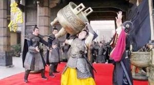 秦武王在洛阳举鼎被砸死，他为何这么蠢笨？