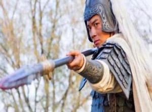 马超对于刘备手下的大将赵云的态度是怎样的？他为何会这样对赵云？