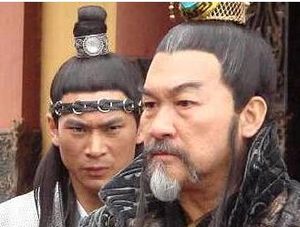 王世充打败李密成功跻身为隋末三大势力的，是如何做到的？