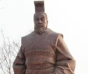 商鞅对秦国的发展有何作为？最后被车裂的原因是什么