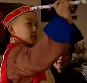 历史上康熙初见乾隆是在何时？他是如何改变自己的命运的？