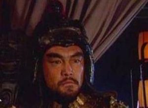 潼关之战中，和马超决斗许褚脱下了自己的盔甲是为什么？
