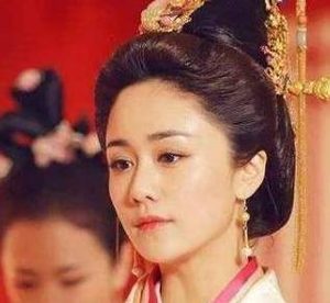 历史上周贵妃是什么人？她与钱皇后之间的关系如何？