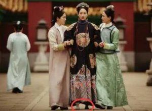 清朝后宫妃子走路都需要宫女扶着 她们身体有那么弱吗