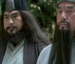 关羽和张飞一个卖枣一个杀猪 他们是怎么帮助刘备三分天下的饿