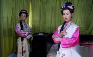 曹操为何要把关羽和甘糜两位嫂子关一座房子里？
