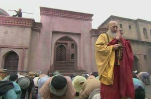 天竺国公主为什么在寺庙里装傻？原因是什么