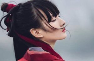 儒林外史是如何刻画鲍文卿这个人物的？他的性格如何呢？