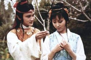 红楼梦中贾宝玉砸玉的原因是什么？有哪些寓意？