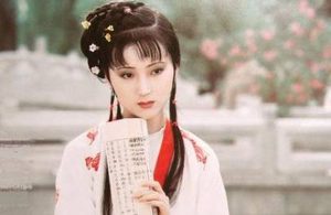 红楼梦中袭人为什么对黛玉是排斥的态度呢？