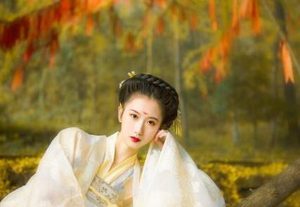 李清照的人生可以分为哪三个阶段？她在不同阶段创作了哪些作品？