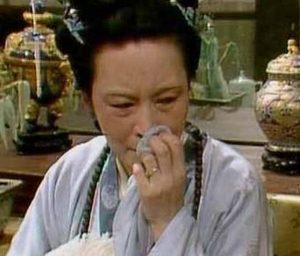 想用黛玉衣服做装，王夫人却跟宝钗说，她是什么心思？