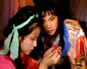 红楼梦中袭人对贾宝玉的感情如何？爱的只是他的身份？