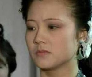 宁国府大奶奶尤氏不洗脸就出门还歇在李纨的房间。是为何？