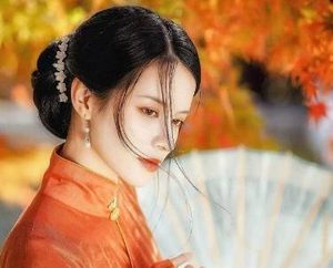 《西洲曲》南朝时期的乐府民歌，描写了少女对钟爱之人的苦苦思念