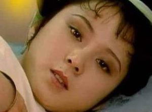 红楼梦中晴雯被撵时的场景如何？她死后贾府众人的反应如何
