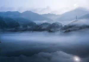 历史上有哪些描写江上夜景的诗作？诗人描绘了怎样的景象？